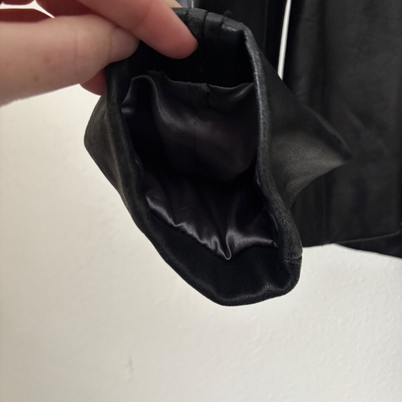 Vintage GUESS Women’s Leather Jacket - Picture 7 of 8